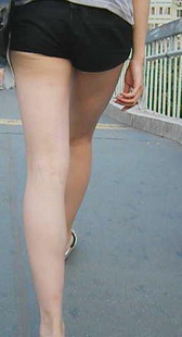 街拍少妇腿美屁股翘