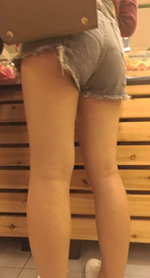 超市牛仔短裤大长腿少女