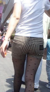 跟拍少妇屁股大圆身材好