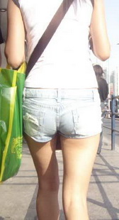 过马路跟拍牛仔热裤美腿