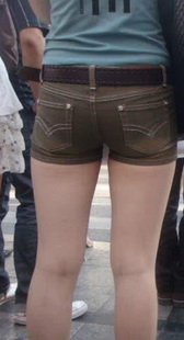 等绿灯过马路时候拍到的美腿