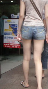 在鞋店内街拍细长的美腿