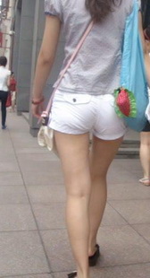 街拍白色热裤美腿，腿型很好哦