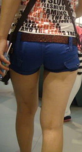 商场内的近距离街拍热裤美女