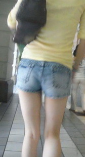 近距离跟拍时尚黄衣美女