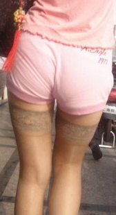 街拍可以看到袜跟的灰丝妹妹