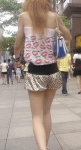 街拍骨干MM，衣服是性感的红唇