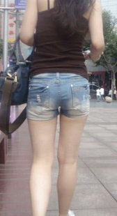 街拍牛仔热裤美图，可以看到内衣带