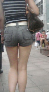 街拍热裤美腿MM，黑色内衣带