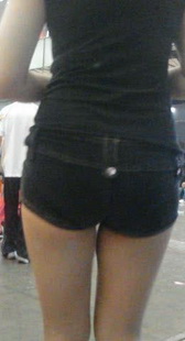 街拍超短热裤美腿