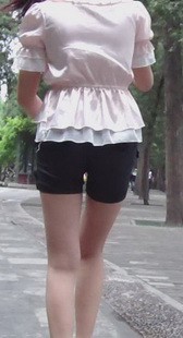 街拍美腿，头发扎得有点小个性