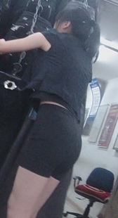 裤子批发市场的街拍年轻妹子