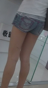商场内的近距离街拍，热裤美腿