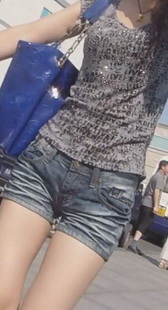 街拍街上的情侣，热裤，腿很美