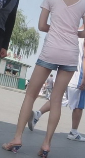 街拍又一双美腿，皮肤好细嫩