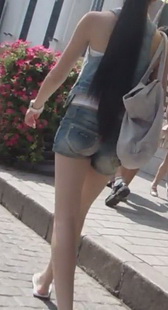 街拍打扮时尚火辣的MM