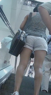 街拍打扮时尚的美女，礼帽、马尾辫