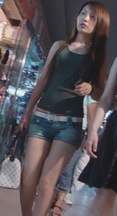 街拍“鞋子街”上的美腿，MM的腿真的很美哦