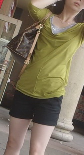 市中心的街拍，美女的衣服有点透视