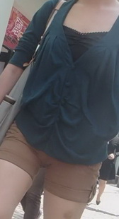 街拍拿矿泉水瓶的短裤少妇