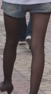 街拍一对年轻小情侣，黑丝妹妹的腿很细