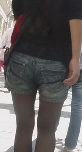 跟拍两中年妇女，黑丝牛仔热裤