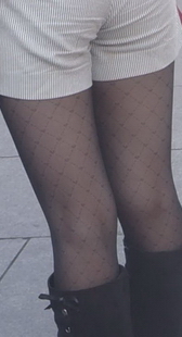 街拍时尚的长靴黑丝美女