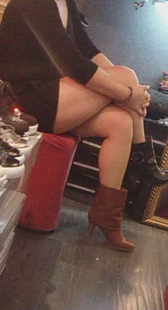 近距离街拍两个黑丝美女