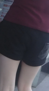 街拍坐姿很潇洒的黑丝少妇