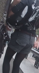 在试鞋的几个中年妇女