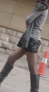 街拍少见的网格条纹黑丝