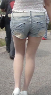 街拍白色丝袜，白衣细腰MM