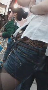 街拍时尚美女，衣服可以透视