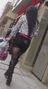 白色豹纹上衣黑丝少妇