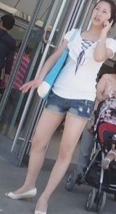 白衣牛仔热裤美腿MM