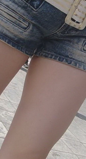 街拍白衣美腿美眉