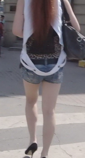 街拍很白的一双美腿