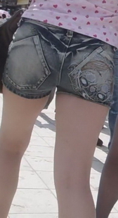 街拍两个细腰翘臀的美腿MM