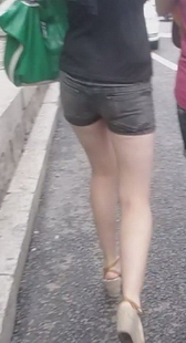 近距离街拍牛仔热裤美腿