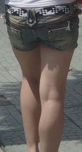 丰满的女人，热裤美腿