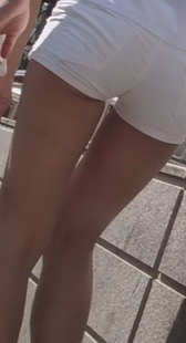 白色裙裤的时尚MM