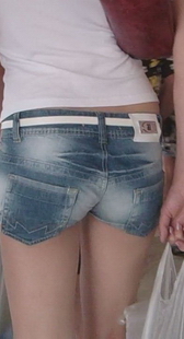 街拍热裤美国美女，身材很棒！
