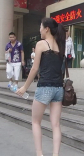 跟拍一位吊带热裤MM
