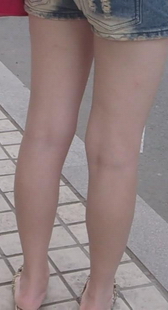 街拍热裤白腿黄发辣妹