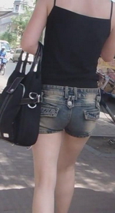 悍牛大师怀旧经典吊带热裤少妇的走姿