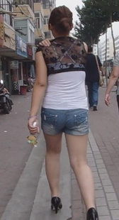 街拍热裤丰满少妇，胸前的特写太诱惑了