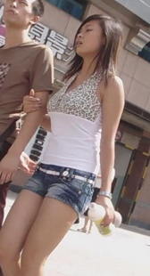 悍牛大师怀旧经典丰满胸脯性感的热裤美臀美眉