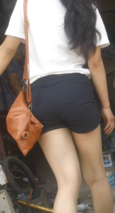 饱满黑短裤翘臀少妇