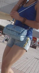 夏日里撑着遮阳伞的热裤性感女郎