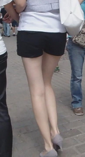 热裤长裤两黑裤，裸腿长腿两美女
